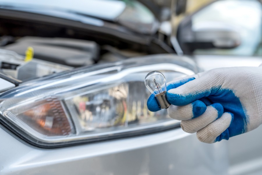 Est-il obligatoire d'avoir une boîte d'ampoules dans sa voiture ?