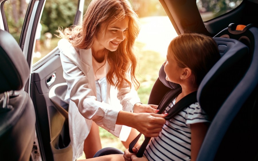 Quelle année la ceinture de sécurité a été obligatoire en voiture ?